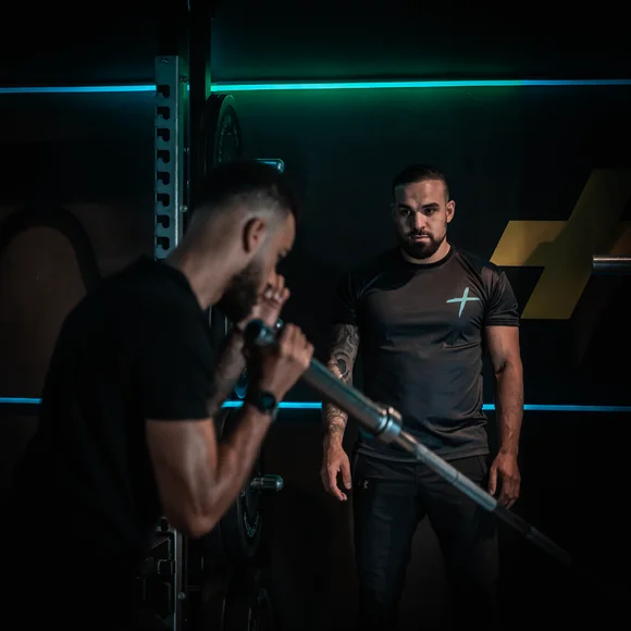 Begeleide krachttraining met barbell tijdens fysiotherapie in Diemen